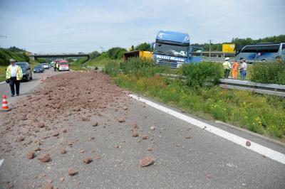 Lkw stuerzt nach Reifenplatzer auf der B10 bei Reichenbach auf die Gegenfahrbahn 